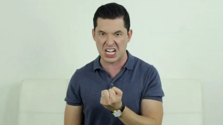 Como hacer que un hombre se decida entre dos mujeres?