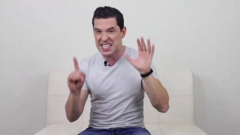 Porque un hombre mira de lejos a una mujer?